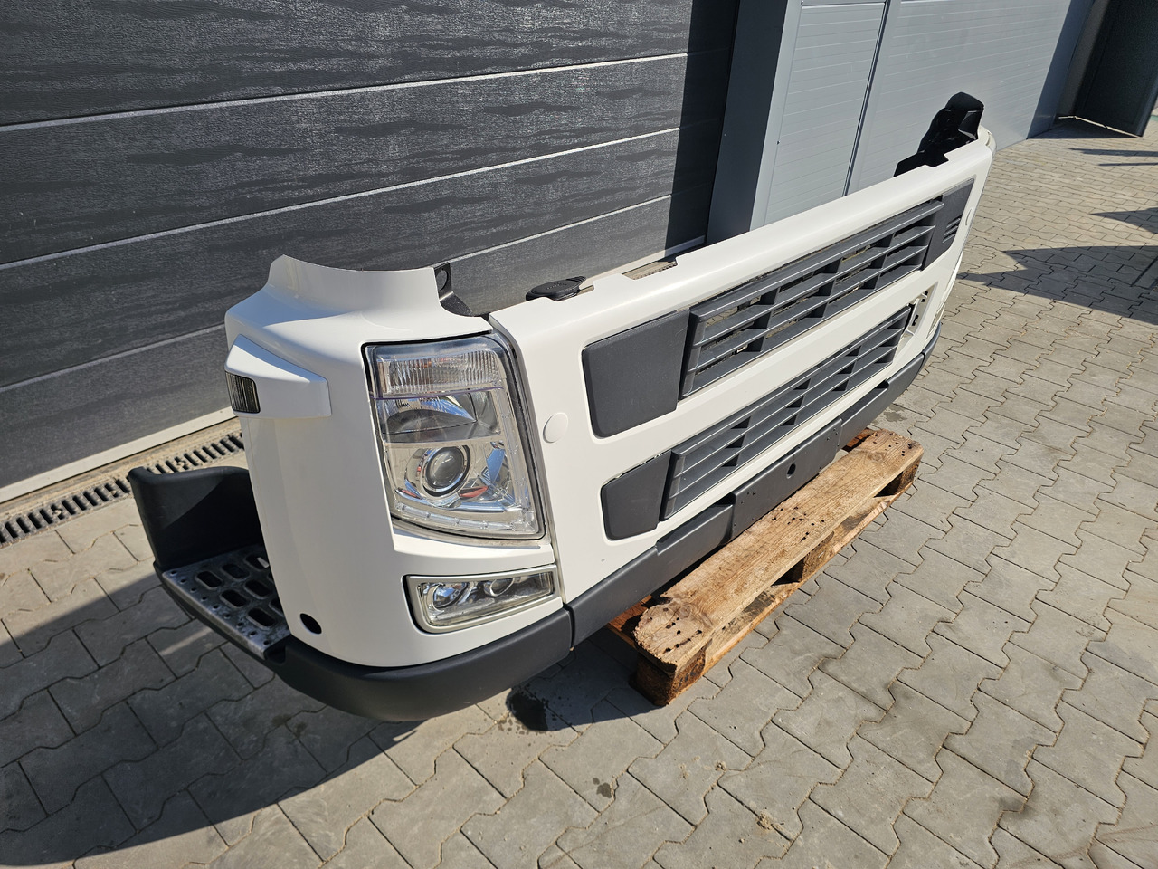 VOLVO FM 3 / COMPLETE FRONT BUMPER - Para-choque: foto 2 VOLVO FM 3 / COMPLETE FRONT BUMPER - Para-choque: foto 2