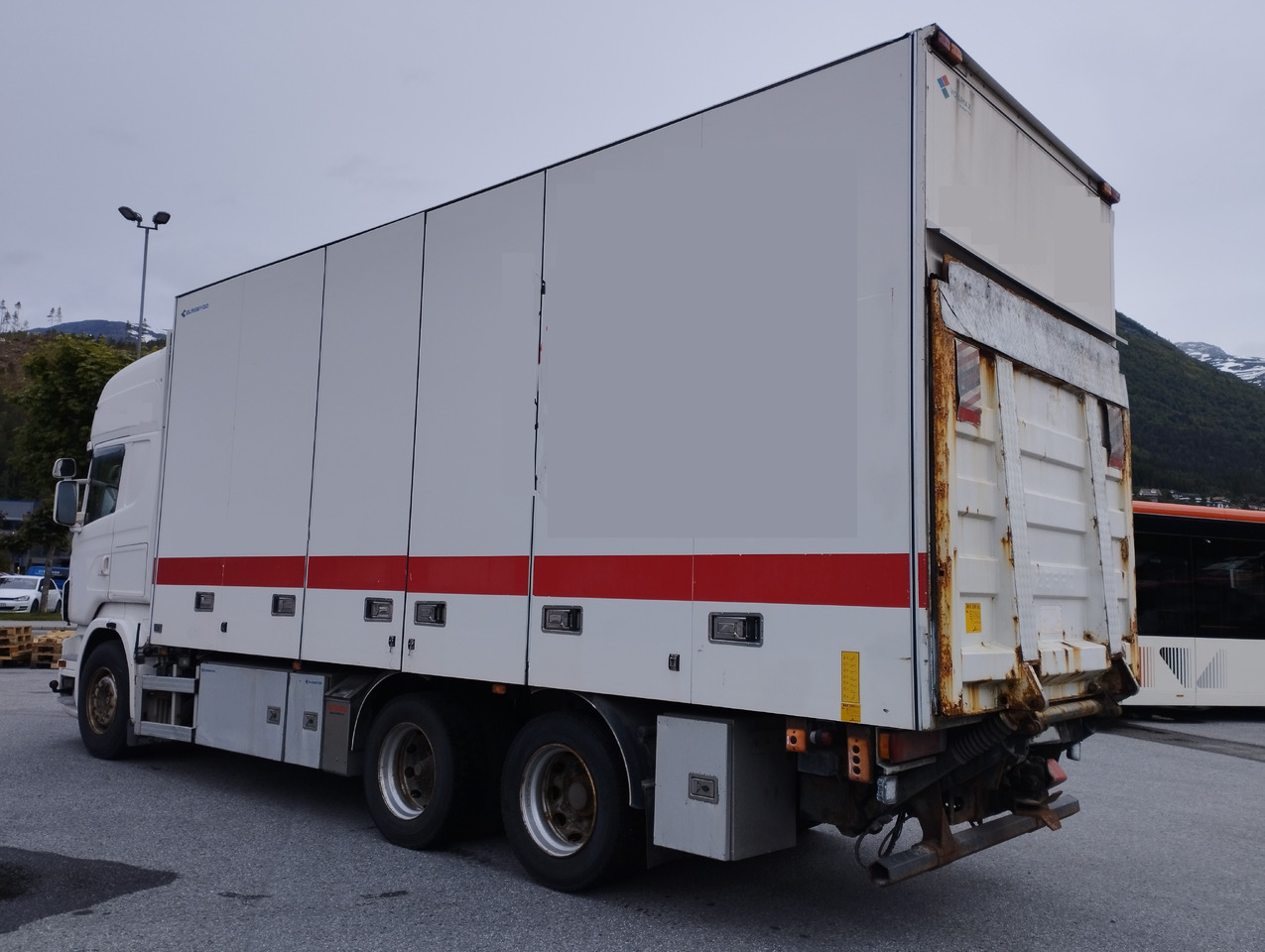 SCANIA R560 6x2,retarder,isolated box - Camião furgão: foto 3 SCANIA R560 6x2,retarder,isolated box - Camião furgão: foto 3