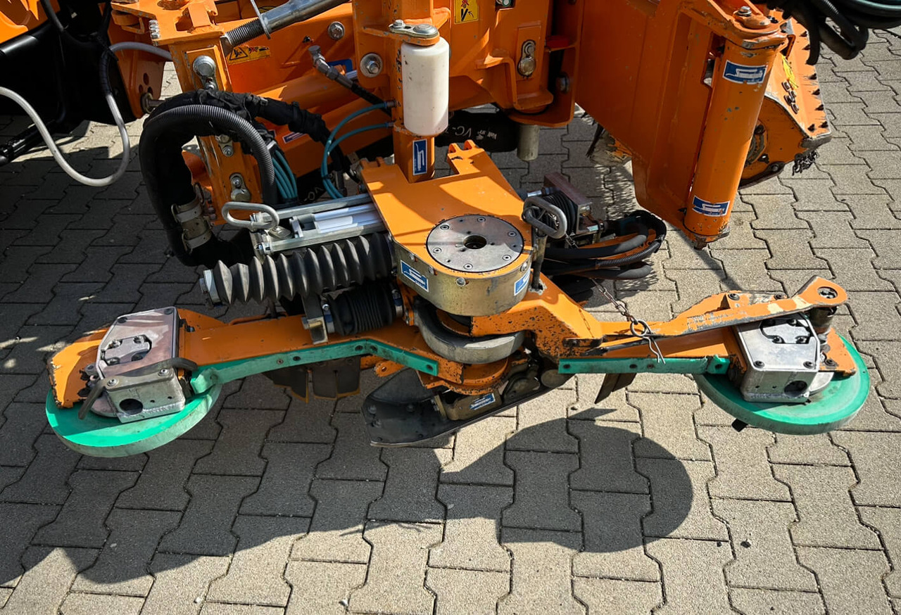 Unimog Leitpfostenausmähgerät / Randstreifenmähger - Limpa bermas: foto 4 Unimog Leitpfostenausmähgerät / Randstreifenmähger - Limpa bermas: foto 4