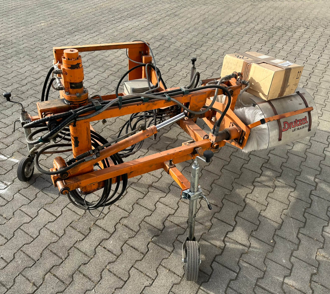 Unimog Leitpfostenwaschgerät Drutzel LWG-U-300 - Vassoura: foto 5 Unimog Leitpfostenwaschgerät Drutzel LWG-U-300 - Vassoura: foto 5