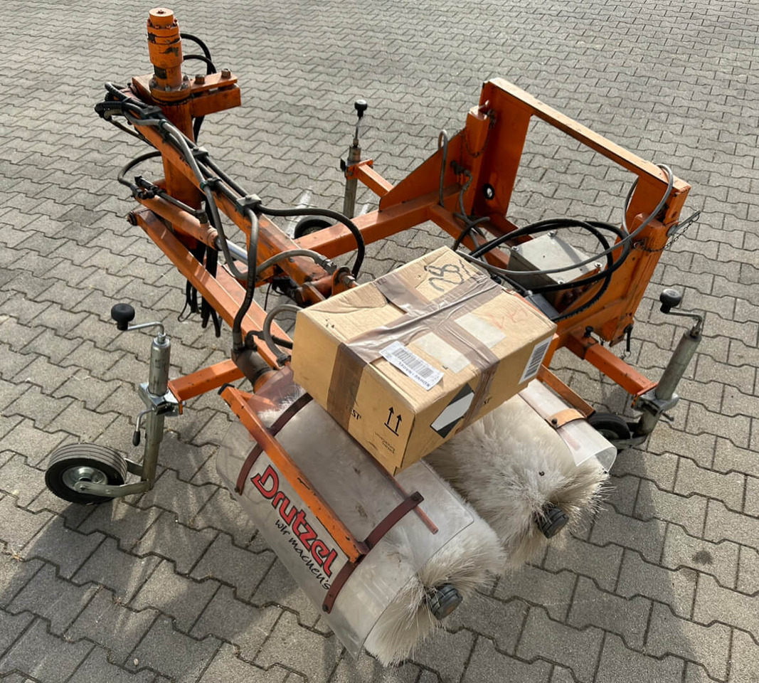 Unimog Leitpfostenwaschgerät Drutzel LWG-U-300 - Vassoura: foto 3 Unimog Leitpfostenwaschgerät Drutzel LWG-U-300 - Vassoura: foto 3