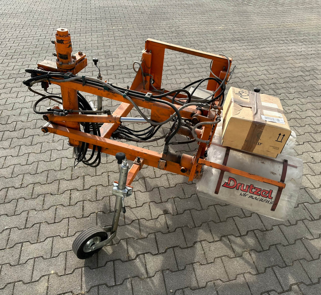 Unimog Leitpfostenwaschgerät Drutzel LWG-U-300 - Vassoura: foto 4 Unimog Leitpfostenwaschgerät Drutzel LWG-U-300 - Vassoura: foto 4
