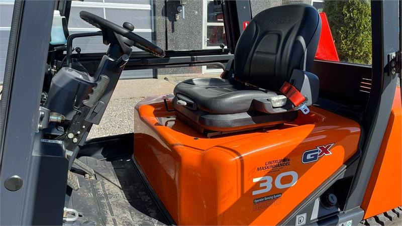 Doosan D30 G med kabine og KUN 57 TIMER FRA NY, MED TIME - Empilhador a diesel: foto 4 Doosan D30 G med kabine og KUN 57 TIMER FRA NY, MED TIME - Empilhador a diesel: foto 4