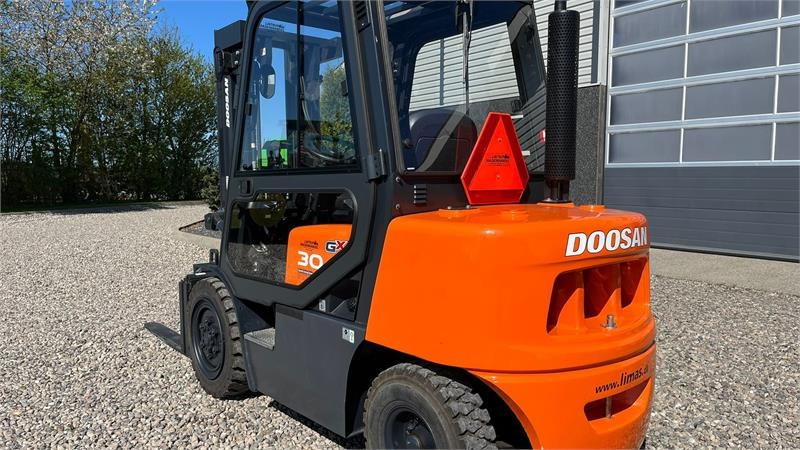 Doosan D30 G med kabine og KUN 57 TIMER FRA NY, MED TIME - Empilhador a diesel: foto 3 Doosan D30 G med kabine og KUN 57 TIMER FRA NY, MED TIME - Empilhador a diesel: foto 3