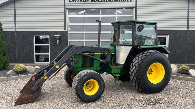 John Deere 1640 Med græsdæk og frontlæsser - Trator: foto 1 John Deere 1640 Med græsdæk og frontlæsser - Trator: foto 1