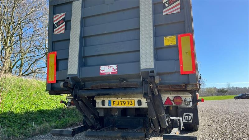 Krone Sættevogn med lift i bag SDP 27 eLB4-CS med lift i - Semi-reboque de lona: foto 2 Krone Sættevogn med lift i bag SDP 27 eLB4-CS med lift i - Semi-reboque de lona: foto 2