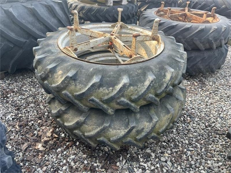 Pirelli 12,4R36 Molcon 5 arme bred - Pneu para Máquina agrícola: foto 1 Pirelli 12,4R36 Molcon 5 arme bred - Pneu para Máquina agrícola: foto 1