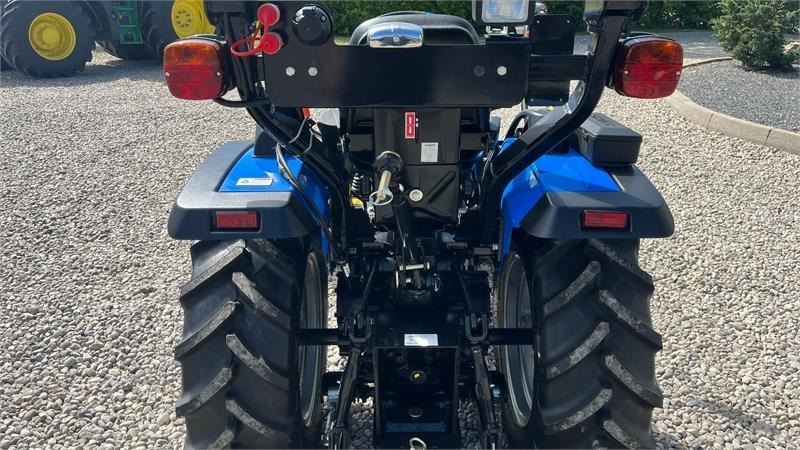 Solis S26 6+2 Gearmaskine med Servostyring og brede trak  - Trator municipal: foto 4 Solis S26 6+2 Gearmaskine med Servostyring og brede trak  - Trator municipal: foto 4