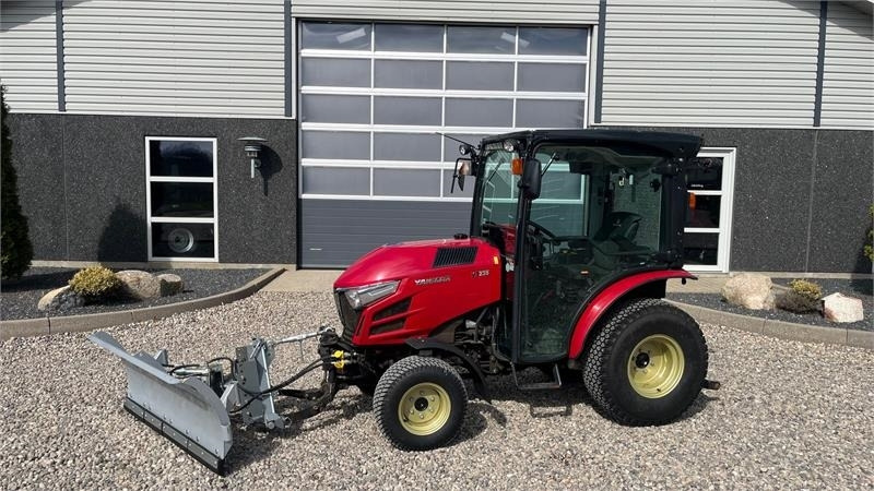 Yanmar YT 235H 4WD Snow Edition med sneplov og spreder - Trator municipal: foto 1 Yanmar YT 235H 4WD Snow Edition med sneplov og spreder - Trator municipal: foto 1