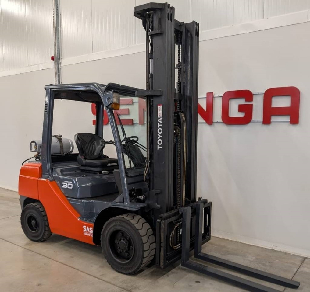 Toyota 10787 - 02-8FGF30 - Empilhador a gás: foto 1 Toyota 10787 - 02-8FGF30 - Empilhador a gás: foto 1