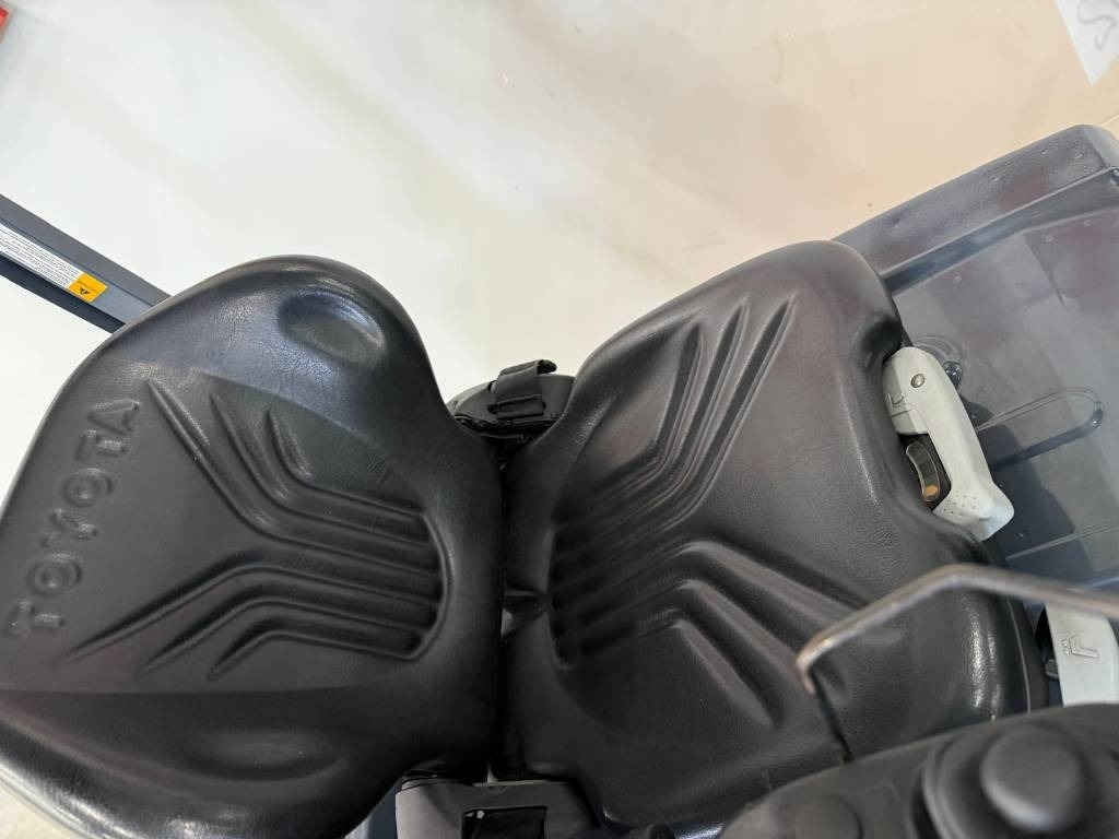 Toyota 11032 - 8FBM16T - Empilhador elétrico: foto 4 Toyota 11032 - 8FBM16T - Empilhador elétrico: foto 4