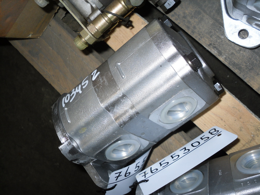 New Holland 157582028 - 76553058 - Bomba de direção para Máquina de construção: foto 1 New Holland 157582028 - 76553058 - Bomba de direção para Máquina de construção: foto 1