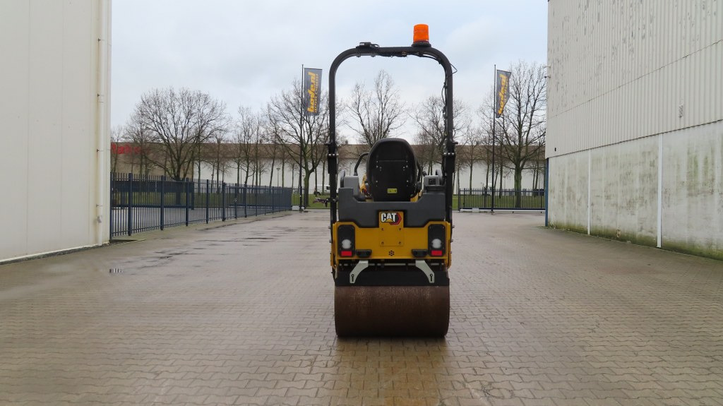Caterpillar CB 2.5 GC - Compactador de asfalto: foto 3 Caterpillar CB 2.5 GC - Compactador de asfalto: foto 3