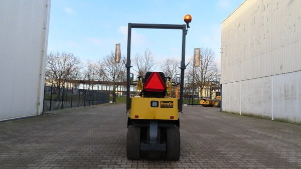 Sakai TS 160 - Compactador de pneus: foto 3 Sakai TS 160 - Compactador de pneus: foto 3