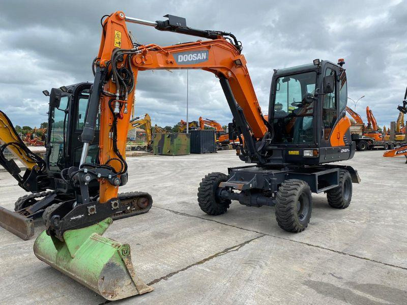 Doosan DX57W - Escavadeira de rodas: foto 1 Doosan DX57W - Escavadeira de rodas: foto 1
