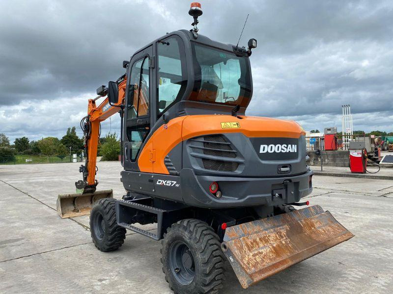 Doosan DX57W - Escavadeira de rodas: foto 2 Doosan DX57W - Escavadeira de rodas: foto 2