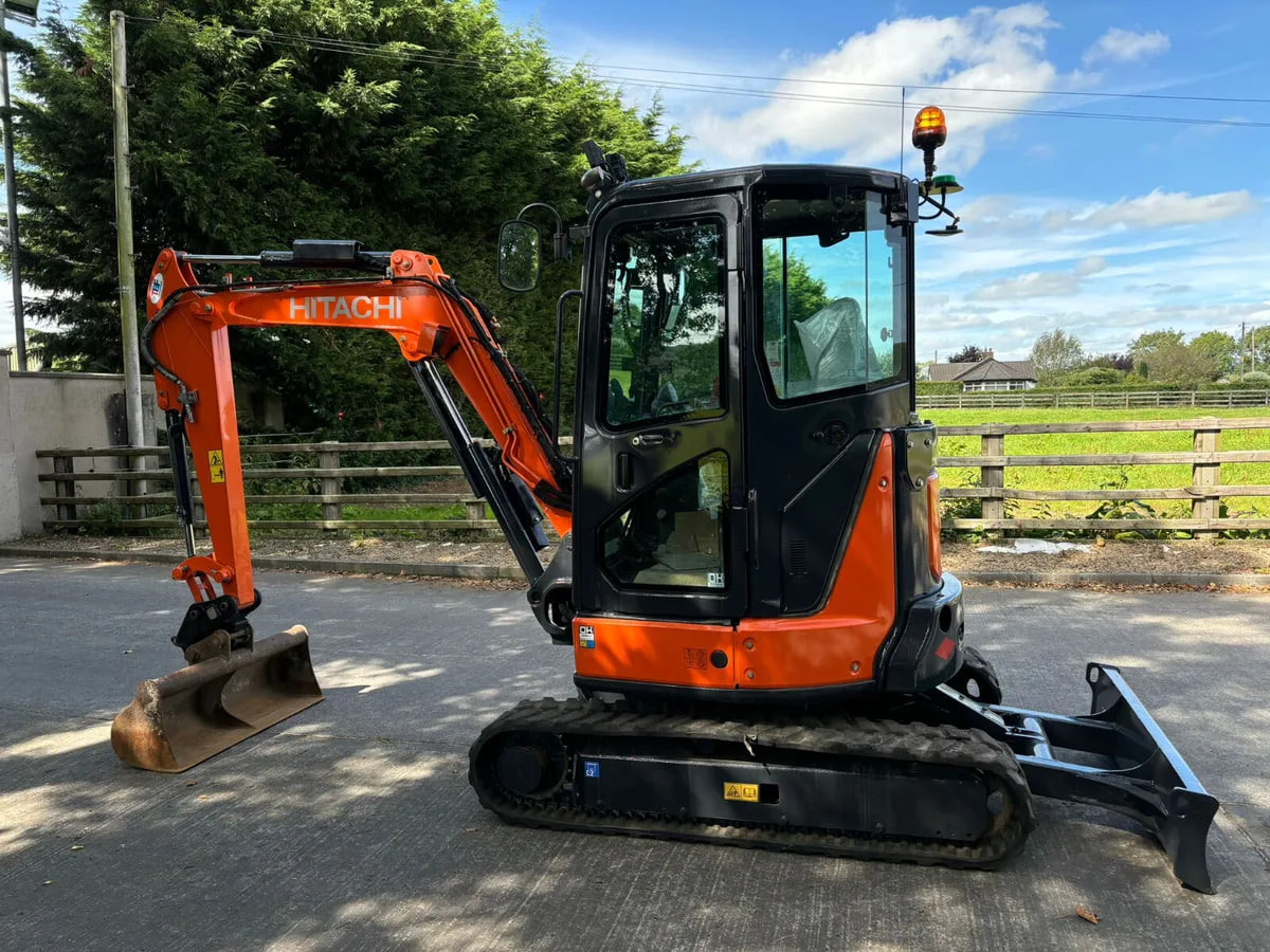 HITACHI 33U-6 - Mini escavadeira: foto 1 HITACHI 33U-6 - Mini escavadeira: foto 1