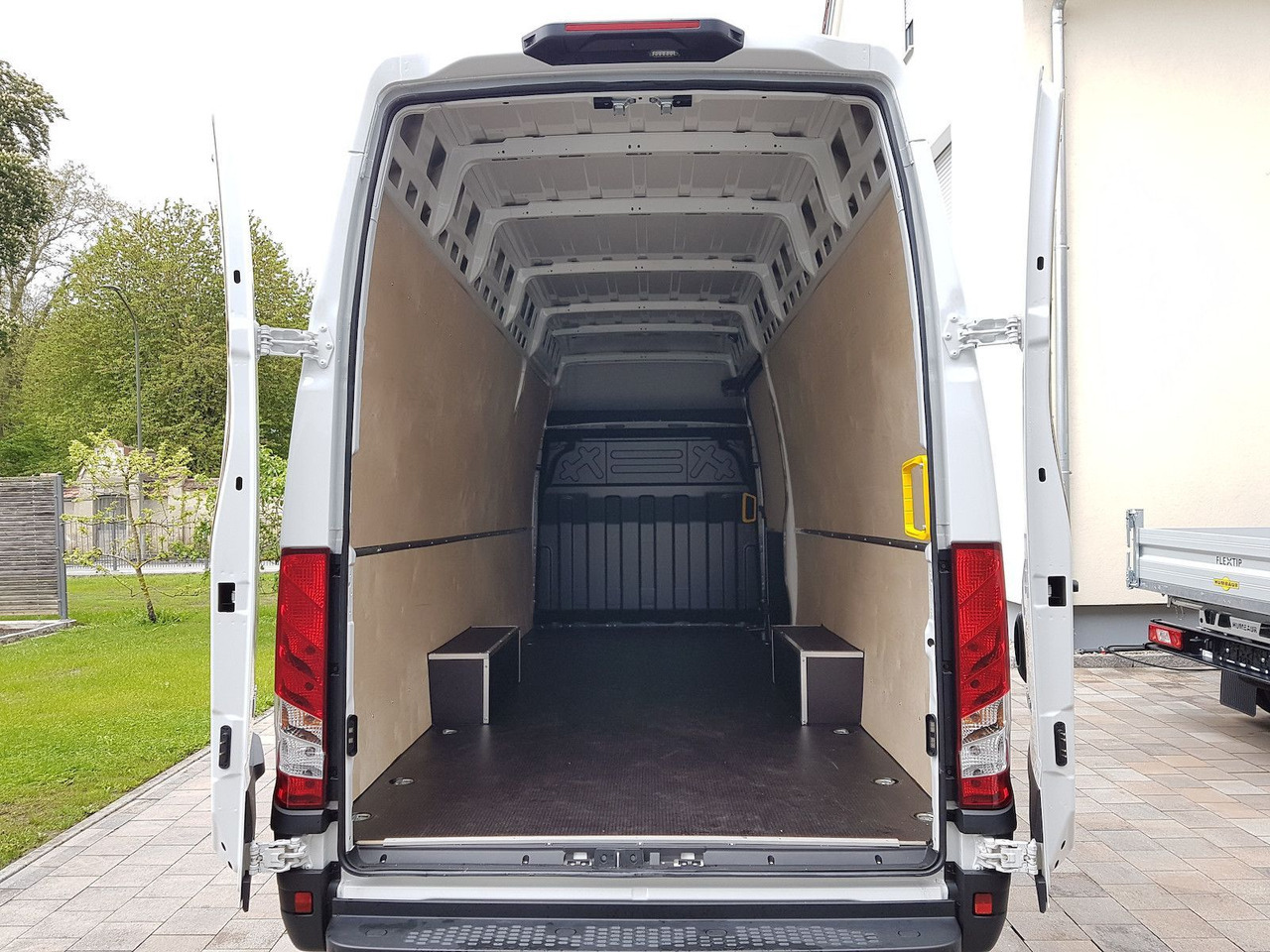 IVECO Daily 35S18 18m³ L4H3 - Furgão: foto 2 IVECO Daily 35S18 18m³ L4H3 - Furgão: foto 2