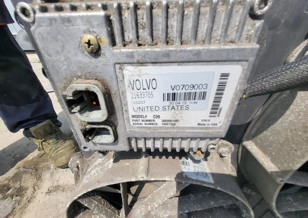 ZESTAW CHŁODZENIA VOLVO FE hybryda do chłodzenia baterii – Chłodnica + Wentylatory + Sterownik (Używany) - Sistema de arrefecimento para Camião: foto 4 ZESTAW CHŁODZENIA VOLVO FE hybryda do chłodzenia baterii – Chłodnica + Wentylatory + Sterownik (Używany) - Sistema de arrefecimento para Camião: foto 4