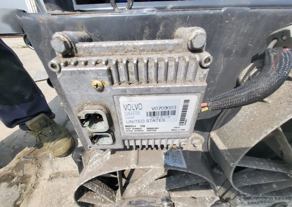 ZESTAW CHŁODZENIA VOLVO FE hybryda do chłodzenia baterii – Chłodnica + Wentylatory + Sterownik (Używany) - Sistema de arrefecimento para Camião: foto 5 ZESTAW CHŁODZENIA VOLVO FE hybryda do chłodzenia baterii – Chłodnica + Wentylatory + Sterownik (Używany) - Sistema de arrefecimento para Camião: foto 5