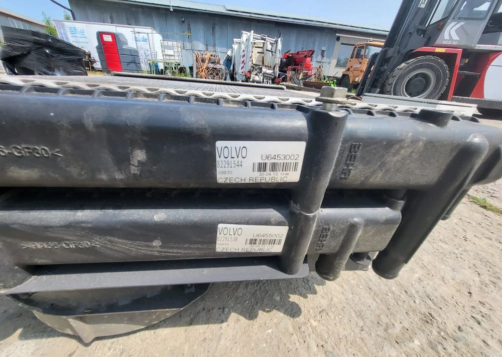 ZESTAW CHŁODZENIA VOLVO FE hybryda do chłodzenia baterii – Chłodnica + Wentylatory + Sterownik (Używany) - Sistema de arrefecimento para Camião: foto 3 ZESTAW CHŁODZENIA VOLVO FE hybryda do chłodzenia baterii – Chłodnica + Wentylatory + Sterownik (Używany) - Sistema de arrefecimento para Camião: foto 3