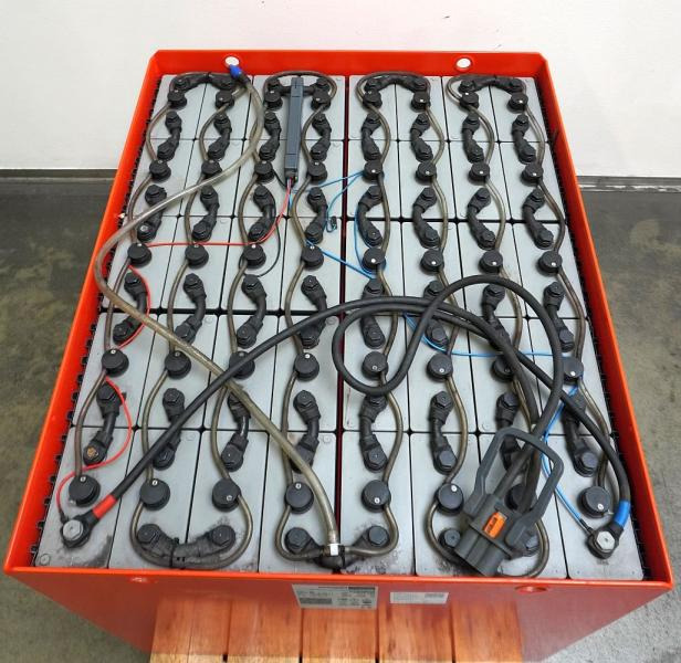 GRUMA 80 Volt 5 PzS 775 Ah - Bateria automotiva: foto 3 GRUMA 80 Volt 5 PzS 775 Ah - Bateria automotiva: foto 3