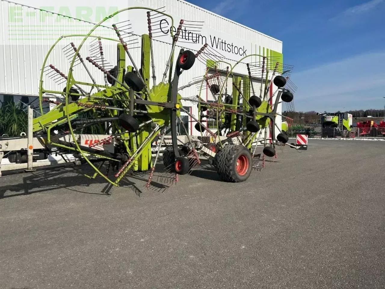 CLAAS liner 4000 - Ancinho enleirador: foto 1 CLAAS liner 4000 - Ancinho enleirador: foto 1