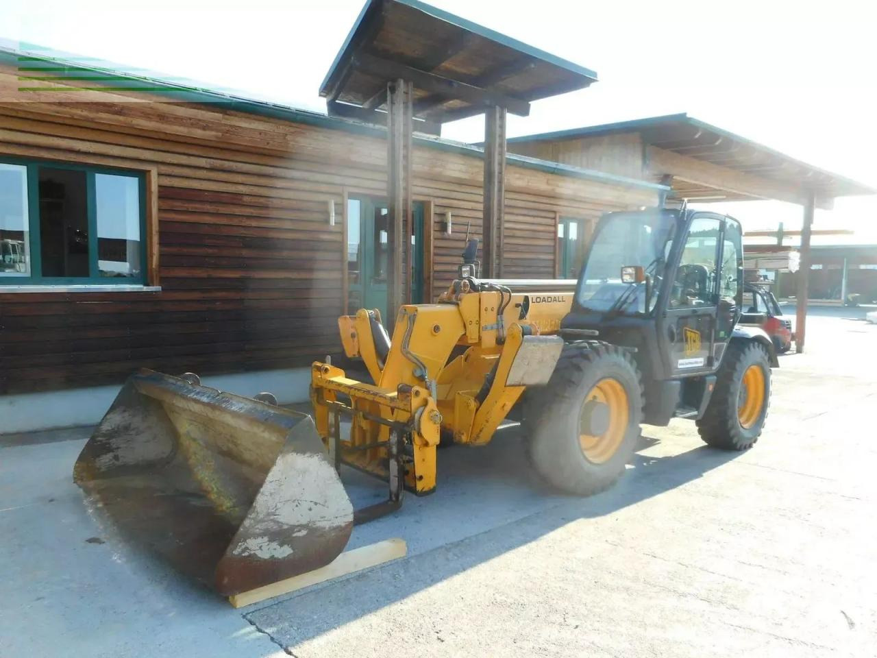 JCB jcb 533-105 ( 3,3t - 10,5m ) - Empilhador telescópico: foto 2 JCB jcb 533-105 ( 3,3t - 10,5m ) - Empilhador telescópico: foto 2