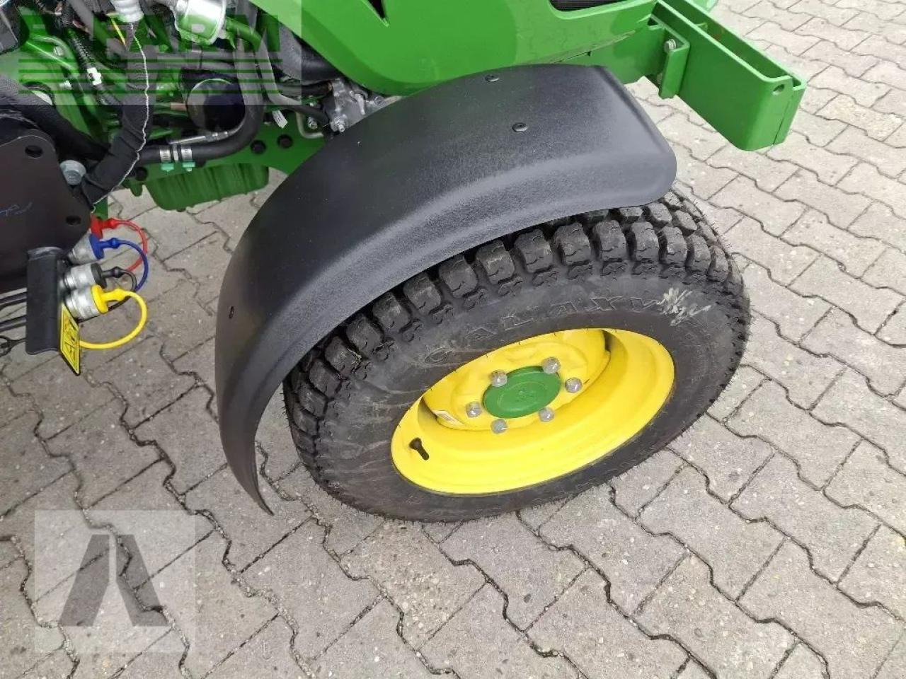 Trator John Deere 3046r: foto 8