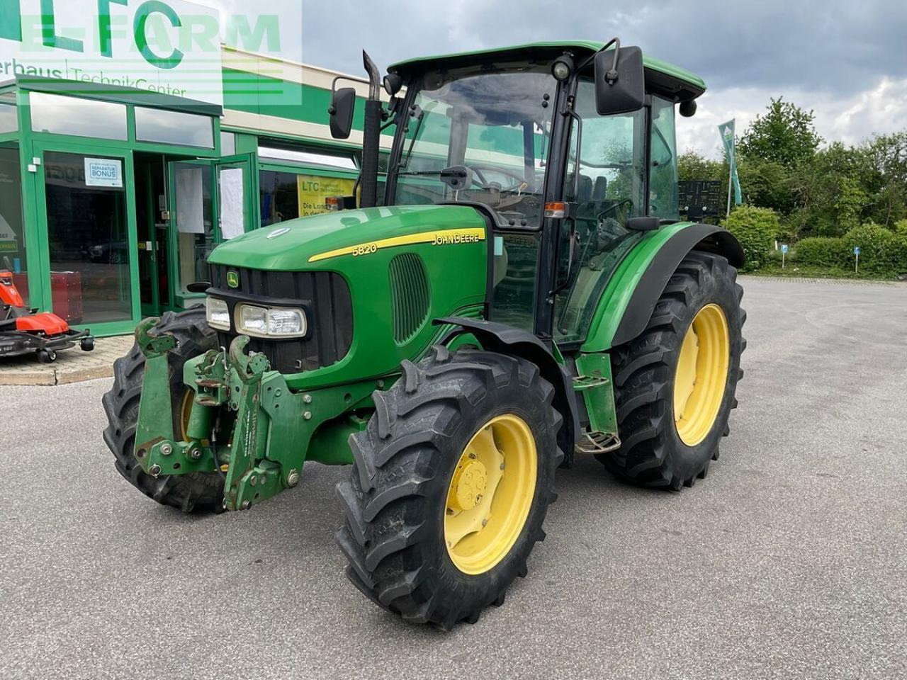John Deere 5820 - Trator: foto 1 John Deere 5820 - Trator: foto 1