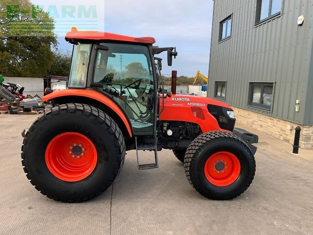 Kubota m9960 hydraulic shuttle tractor (st24785) - Trator: foto 1 Kubota m9960 hydraulic shuttle tractor (st24785) - Trator: foto 1