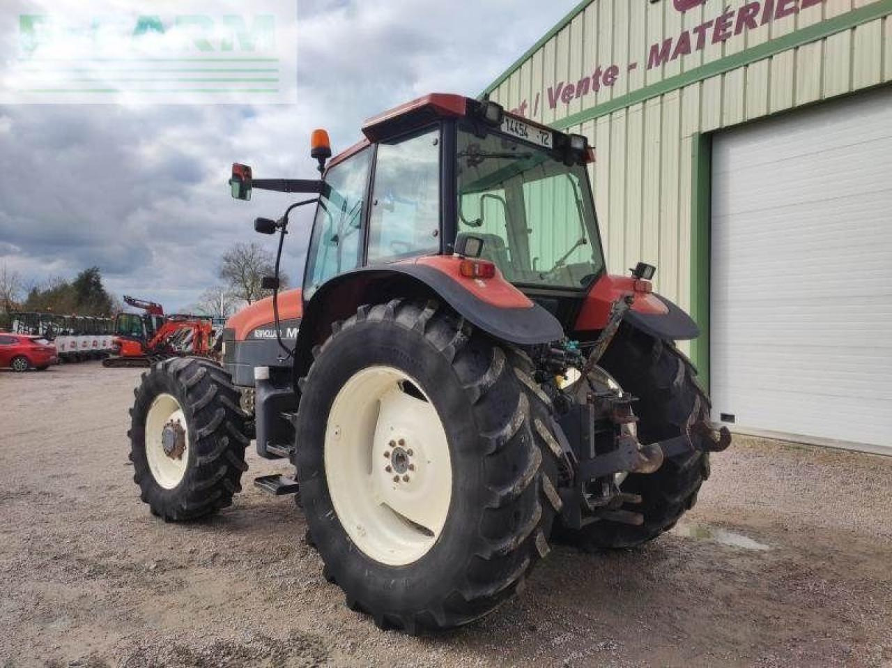 New Holland m100 - Trator: foto 2 New Holland m100 - Trator: foto 2