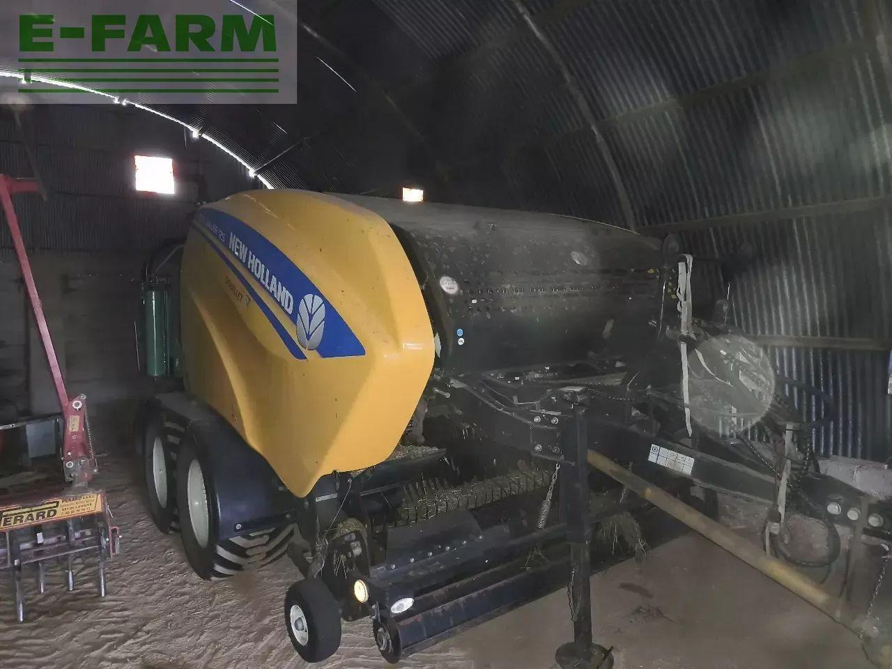New Holland roll baler 125 combi - Enfardadeira de fardos quadrados: foto 1 New Holland roll baler 125 combi - Enfardadeira de fardos quadrados: foto 1