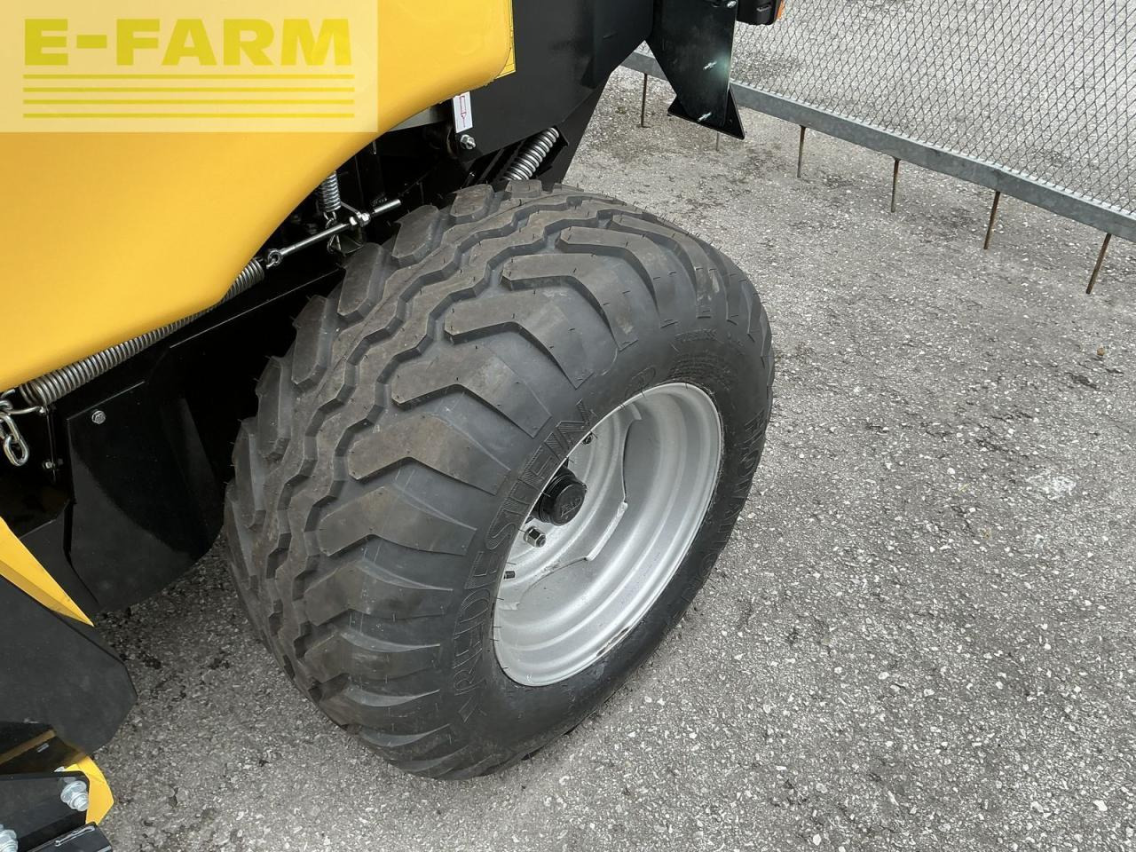 New Holland roll-bar 120 utility - Enfardadeira de fardos quadrados: foto 4 New Holland roll-bar 120 utility - Enfardadeira de fardos quadrados: foto 4