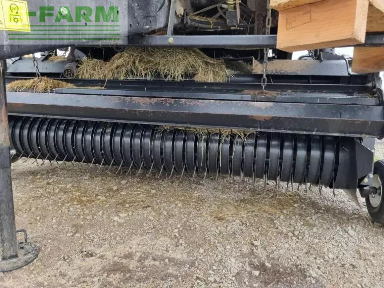 New Holland roll belt 150 crop cutter - Enfardadeira de fardos quadrados: foto 4 New Holland roll belt 150 crop cutter - Enfardadeira de fardos quadrados: foto 4
