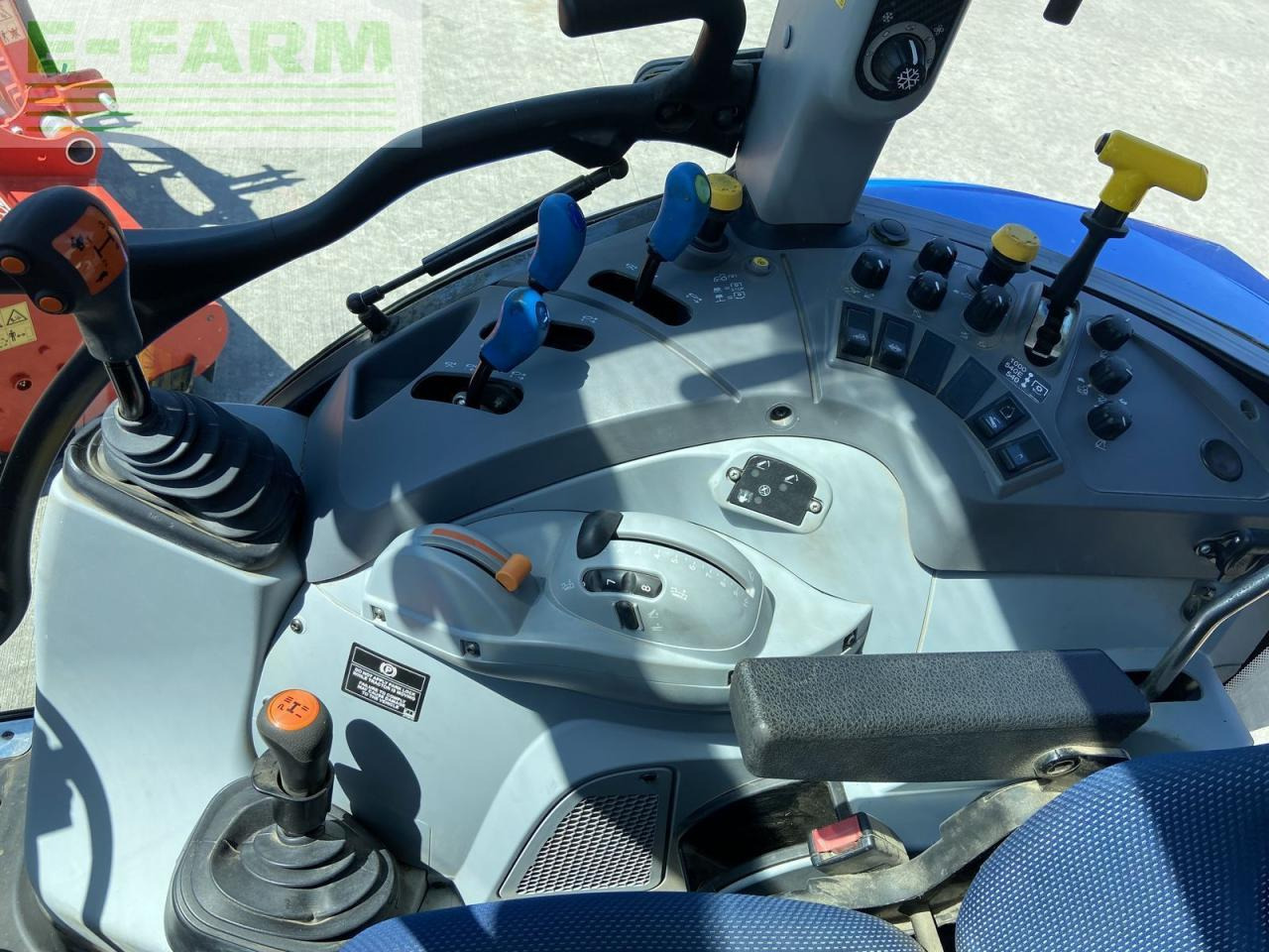 New Holland t 5.85 - Trator: foto 4 New Holland t 5.85 - Trator: foto 4