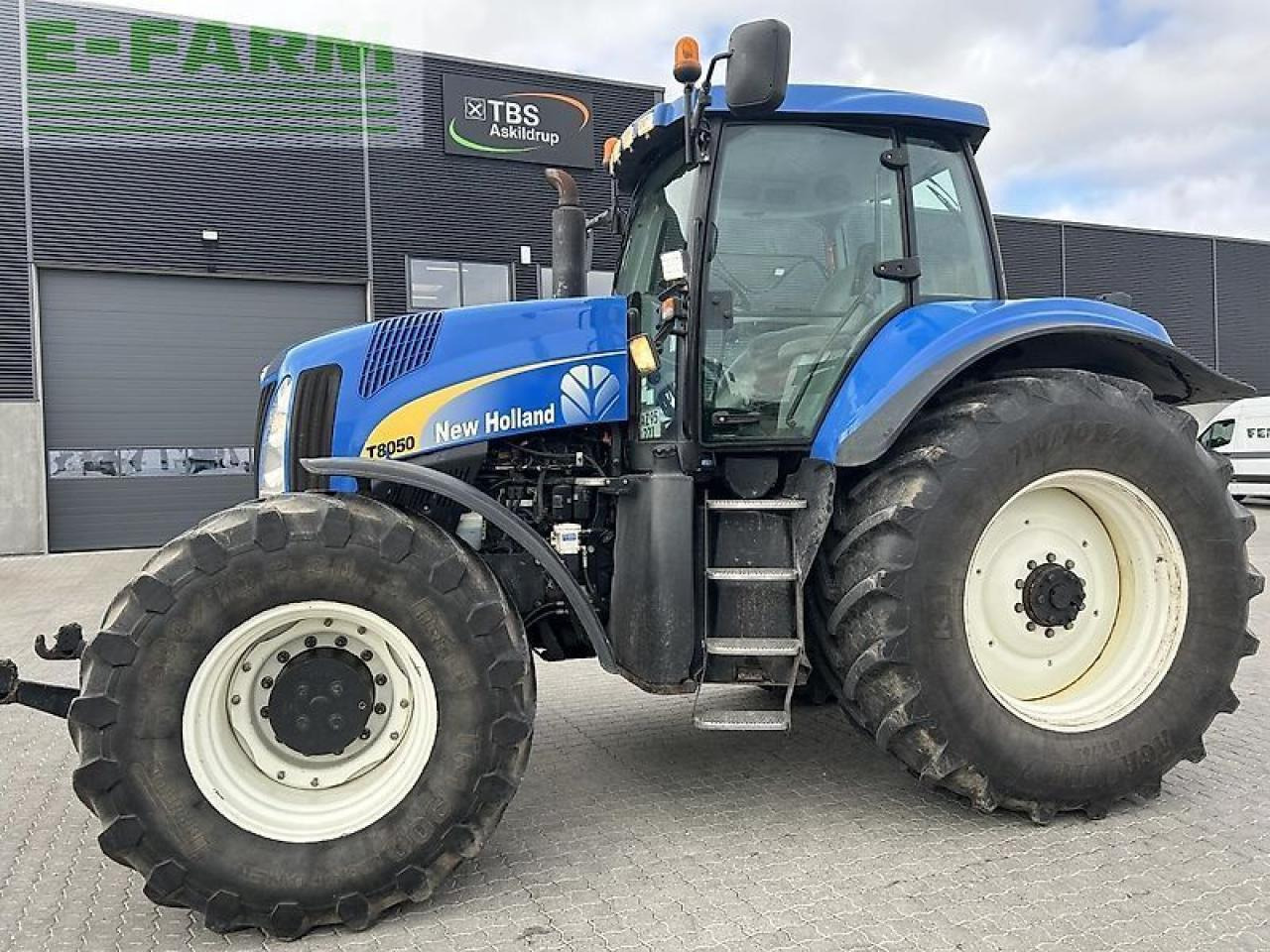 New Holland t8050 - Trator: foto 1 New Holland t8050 - Trator: foto 1