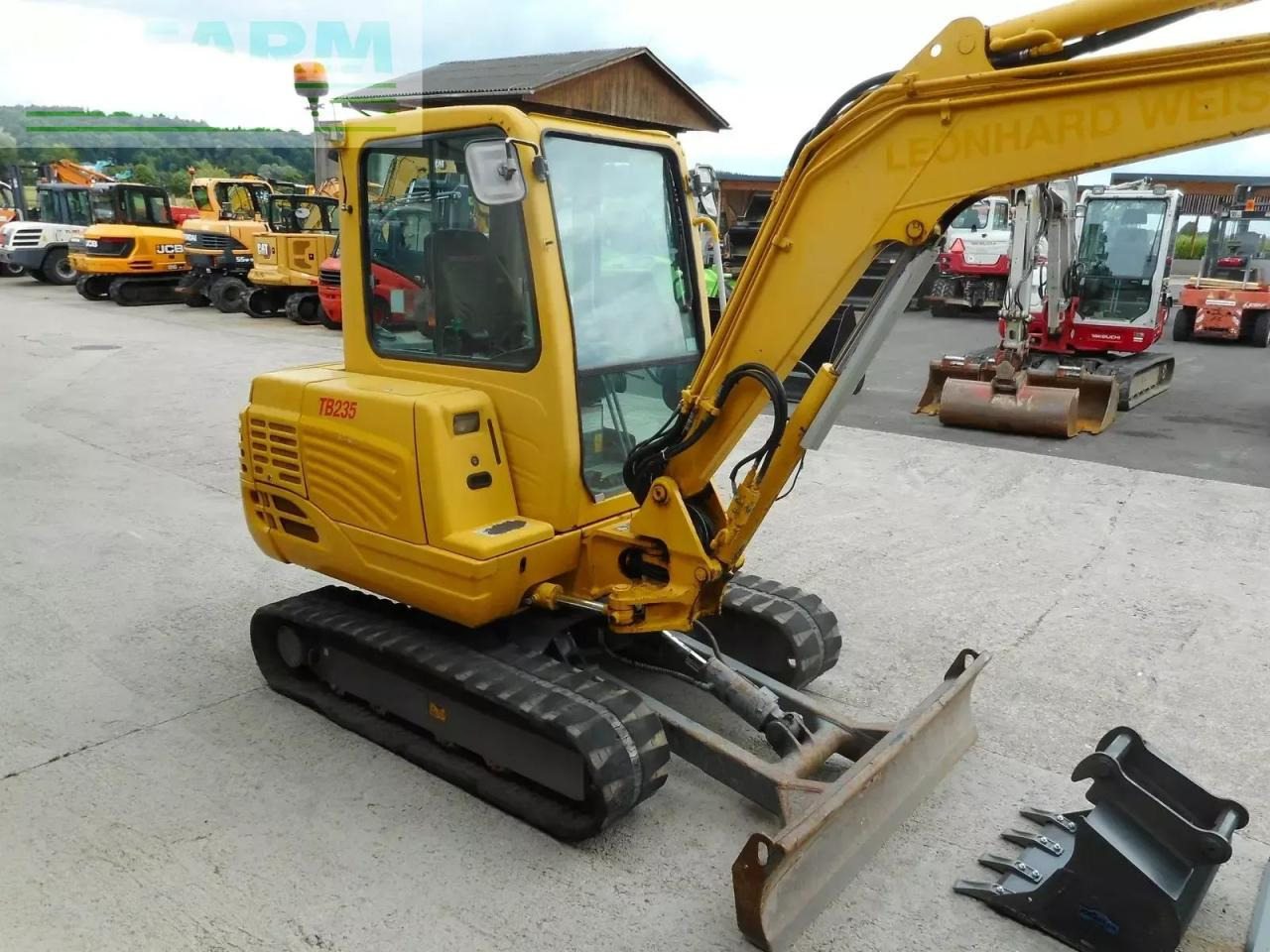 Takeuchi tb 235 ( 3.605kg ) powertilt + hydr. sw - Mini escavadeira: foto 5 Takeuchi tb 235 ( 3.605kg ) powertilt + hydr. sw - Mini escavadeira: foto 5