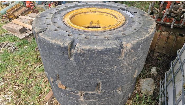 Big Vollgummi Räder 20,5 x 25 mit Volvo Felgen - Pneu: foto 1 Big Vollgummi Räder 20,5 x 25 mit Volvo Felgen - Pneu: foto 1