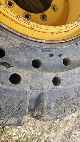 Big Vollgummi Räder 20,5 x 25 mit Volvo Felgen - Pneu: foto 4 Big Vollgummi Räder 20,5 x 25 mit Volvo Felgen - Pneu: foto 4