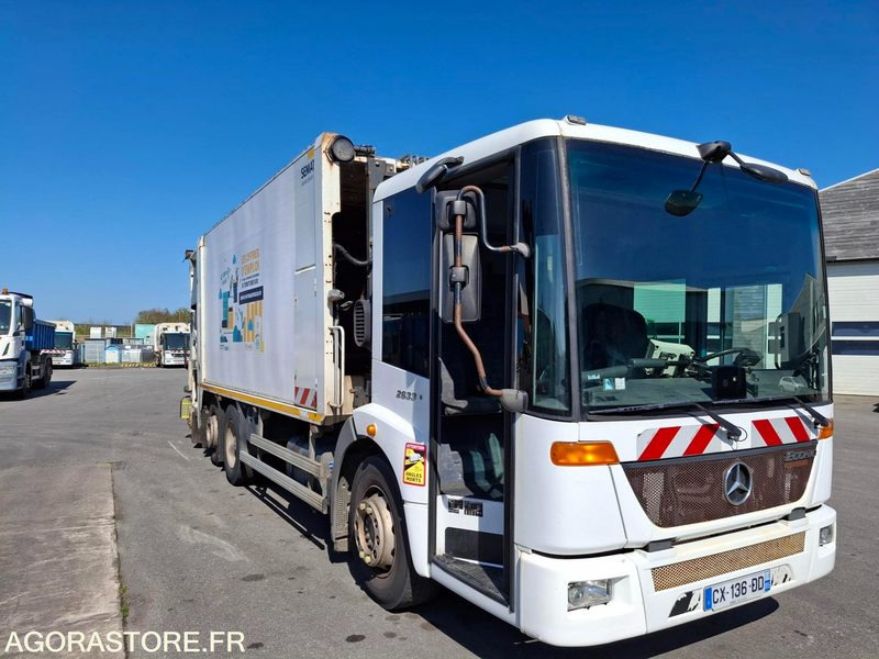 BOM Mercedes Econic 2013 240330 kms - CX-136-DD - Caminhão de lixo: foto 1 BOM Mercedes Econic 2013 240330 kms - CX-136-DD - Caminhão de lixo: foto 1