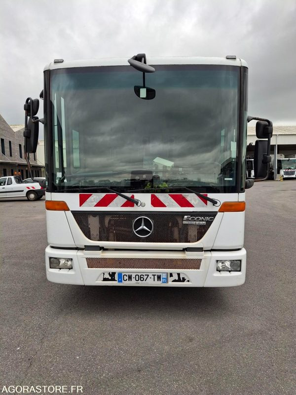 BOM Mercedes Econic 292045 kms 2013 - CW-067-TW - Caminhão de lixo: foto 2 BOM Mercedes Econic 292045 kms 2013 - CW-067-TW - Caminhão de lixo: foto 2