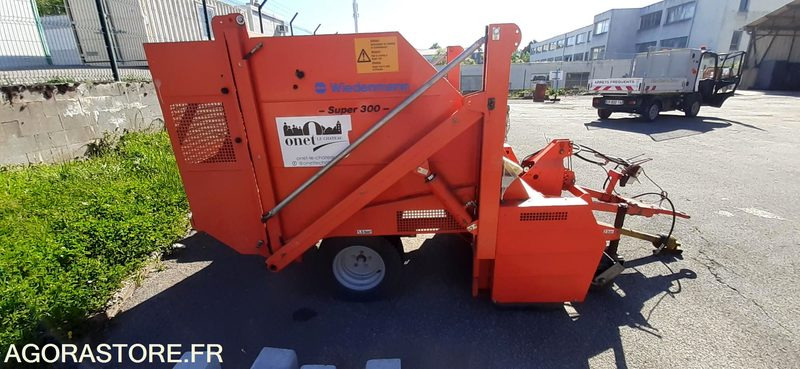 Balayeuse stade Wiedeman - 1992 - Equipamentos para jardinagem: foto 1 Balayeuse stade Wiedeman - 1992 - Equipamentos para jardinagem: foto 1