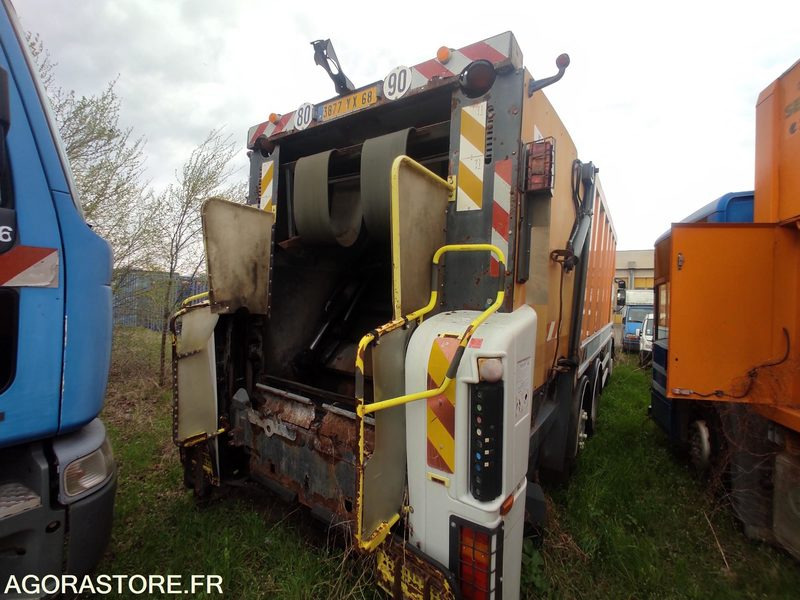Benne à ordures ménagères. Marque : RENAULT 26T V0864, Modèle : 22CVA9DC238E - Carrinha basculante: foto 4 Benne à ordures ménagères. Marque : RENAULT 26T V0864, Modèle : 22CVA9DC238E - Carrinha basculante: foto 4