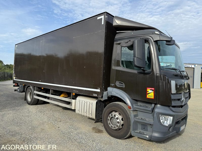 Mercedes Antos 1824 caisson hayon dhollandia 3t - 193000km-2017 - Camião: foto 2 Mercedes Antos 1824 caisson hayon dhollandia 3t - 193000km-2017 - Camião: foto 2