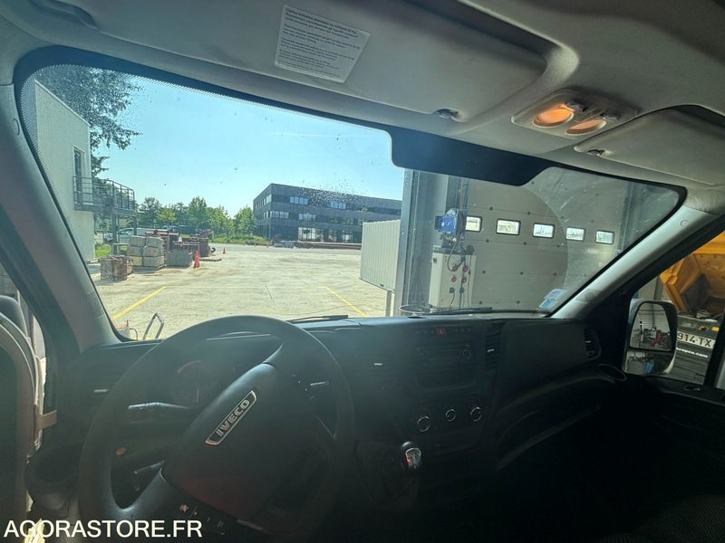 IVECO Daily 35C13 - 2015 / 277922 KM (GTM17063) - Furgão: foto 5 IVECO Daily 35C13 - 2015 / 277922 KM (GTM17063) - Furgão: foto 5