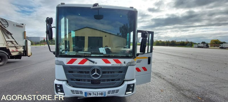 MERCEDES ECONIC - 2015 - Caminhão de lixo: foto 1 MERCEDES ECONIC - 2015 - Caminhão de lixo: foto 1