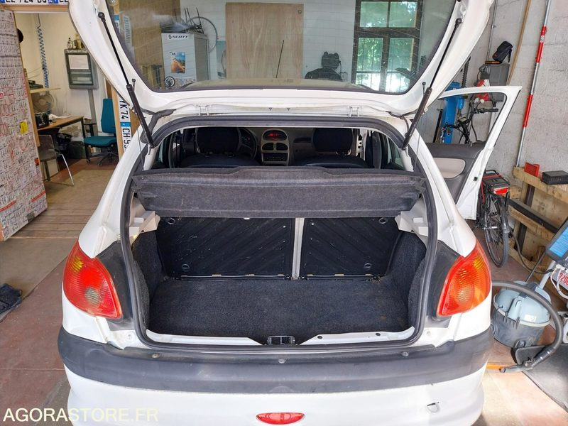 PEUGEOT 206 111000 kms - 2005 - Automóvel: foto 3 PEUGEOT 206 111000 kms - 2005 - Automóvel: foto 3