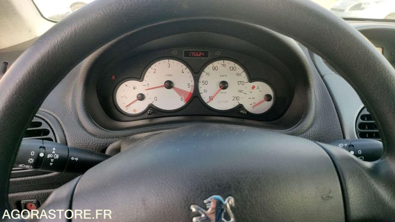 PEUGEOT 206 - 2005 -175624kms - Automóvel: foto 5 PEUGEOT 206 - 2005 -175624kms - Automóvel: foto 5