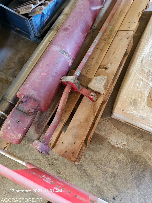 VERIN DE BALANCIER POUR PELLE LIEBHERR R974C - Peça de reposição para Máquina de construção: foto 5 VERIN DE BALANCIER POUR PELLE LIEBHERR R974C - Peça de reposição para Máquina de construção: foto 5